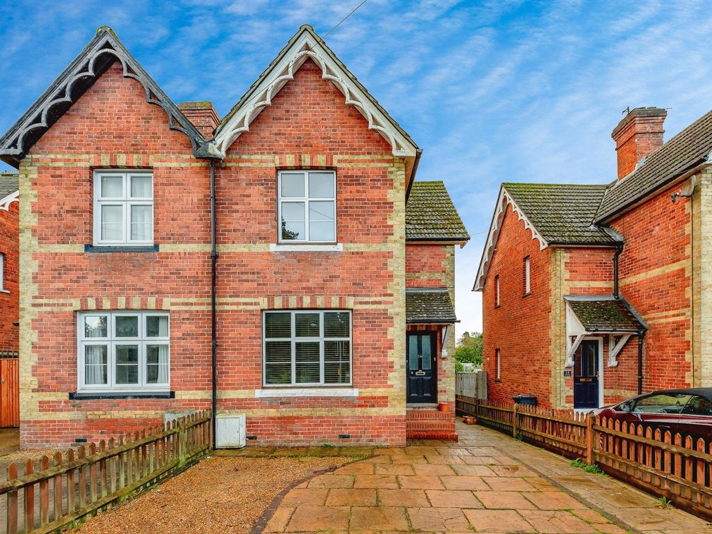 3 bed semidetached house for sale in North End, London Road, East