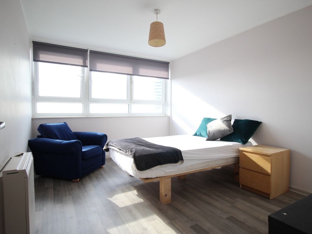 Room to rent in Room 3, Totteridge House, Clapham Junction, London SW11