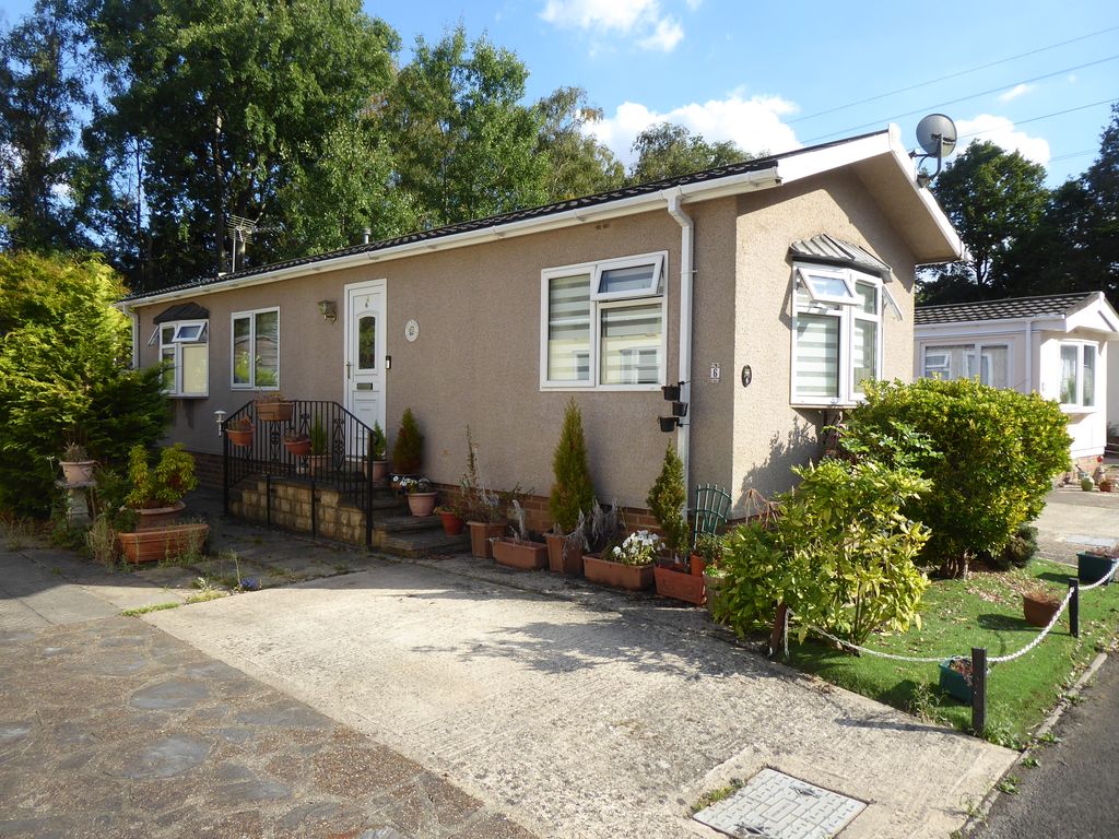 2 bed mobile/park home for sale in Oaklands Park, Hook Common Road