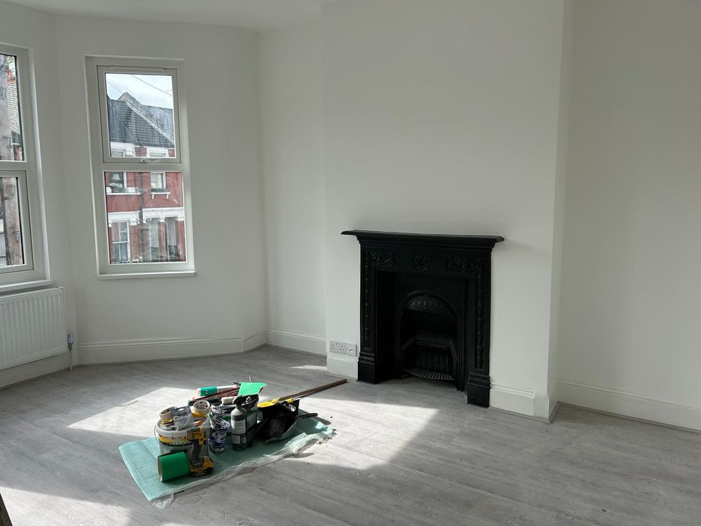2 bed flat to rent in Lyndhurst Road, Wood Green N22, £2,000 pcm Zoopla