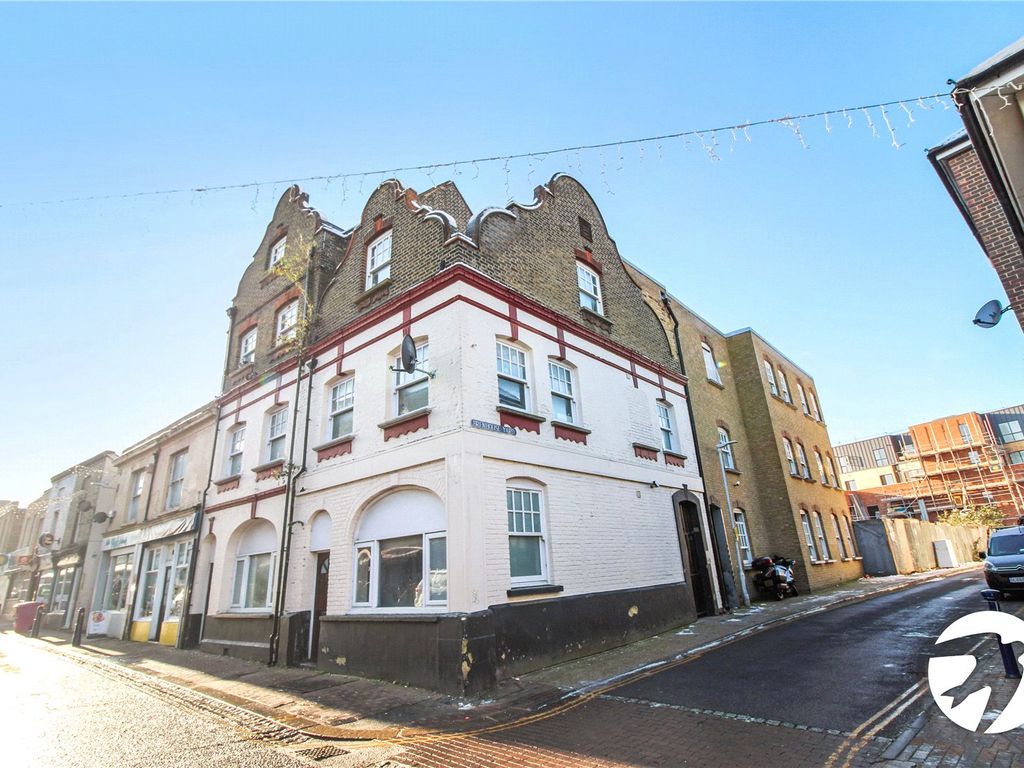 2 bed flat to rent in Queen Street, Gravesend, Kent DA12, £1,000 pcm