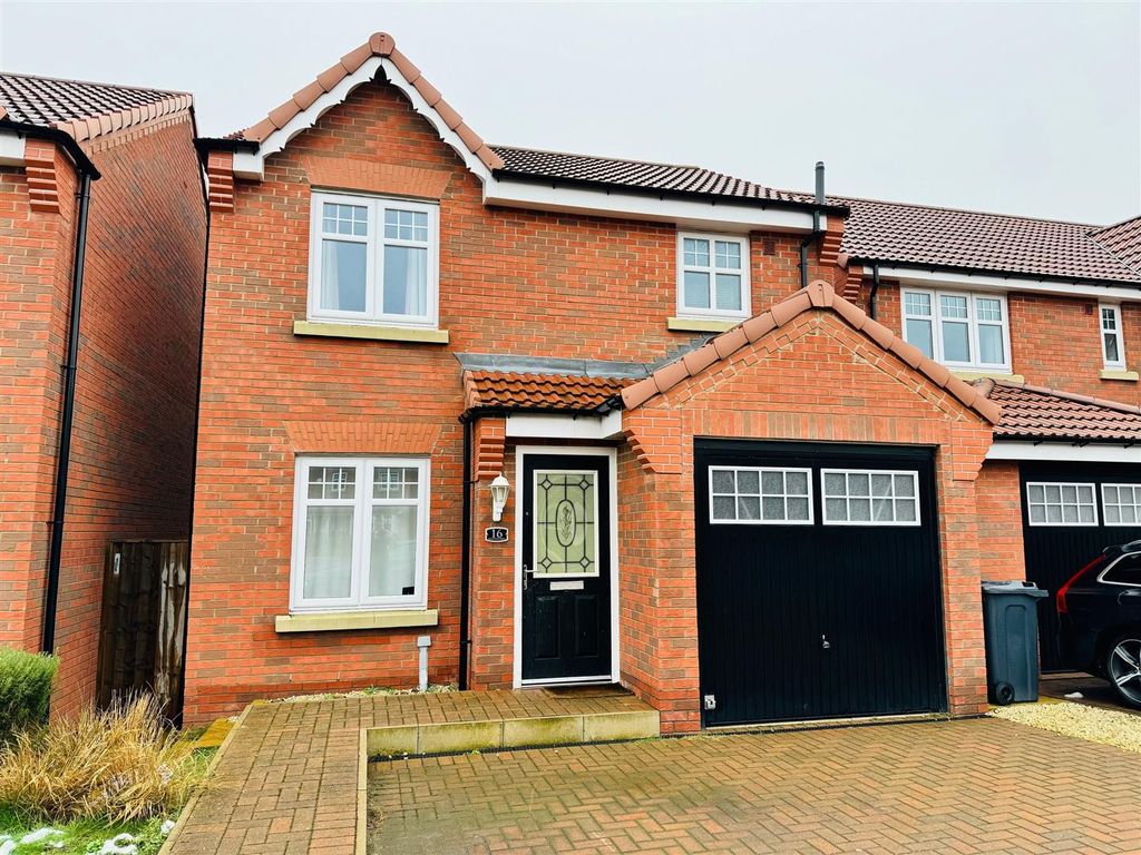 3 bed detached house for sale in Rosewood Drive, Dewsbury WF12, £