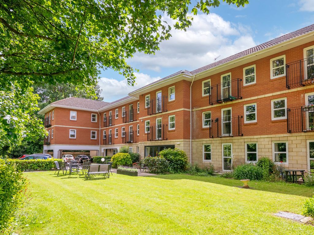 1 bed flat for sale in Roebuck Close, Bancroft Road, Reigate RH2, £