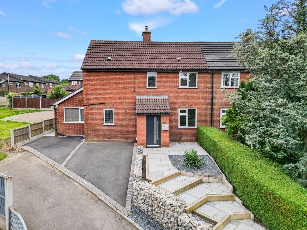 4 bed end terrace house for sale in Hinton Crescent, Appleton WA4, £