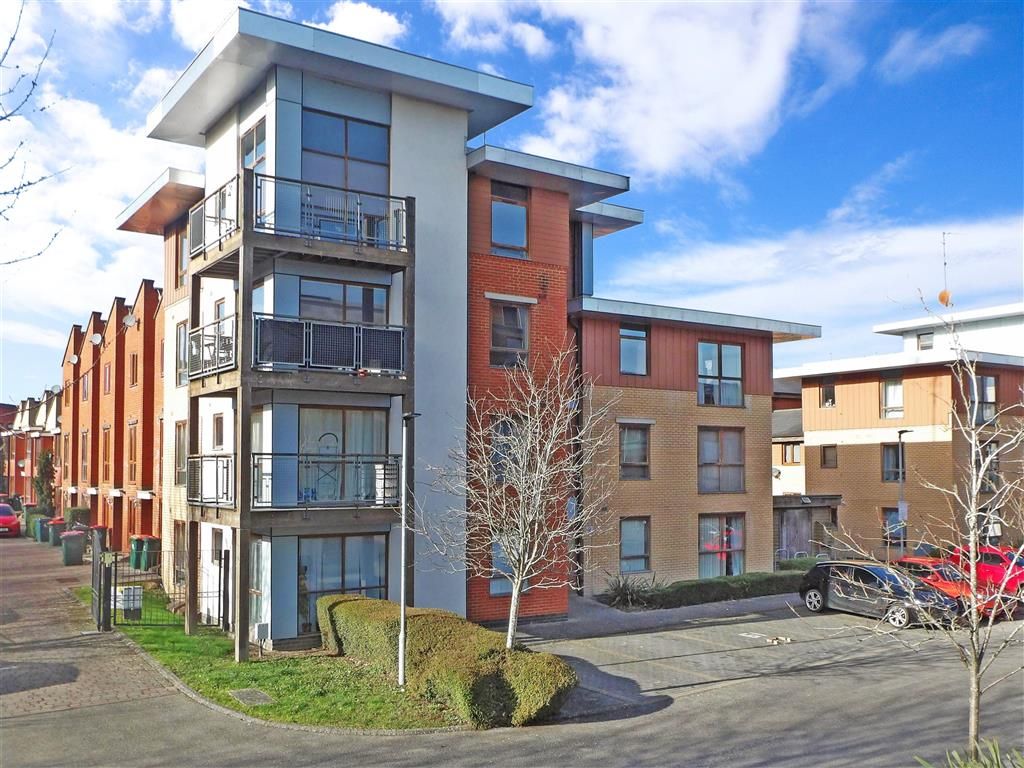 1 bed flat for sale in Commonwealth Drive, Three Bridges, Crawley, West