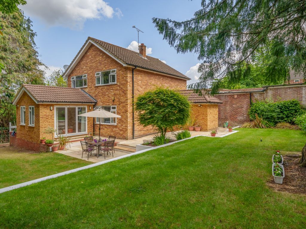 4 bed detached house for sale in St. Johns Rise, Woking GU21, £800,000