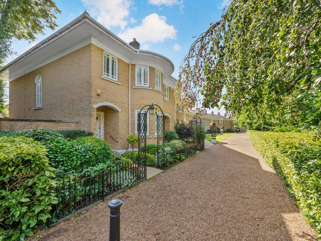 4 bed property for sale in Lakeside Grange, Weybridge KT13, £1,000,000