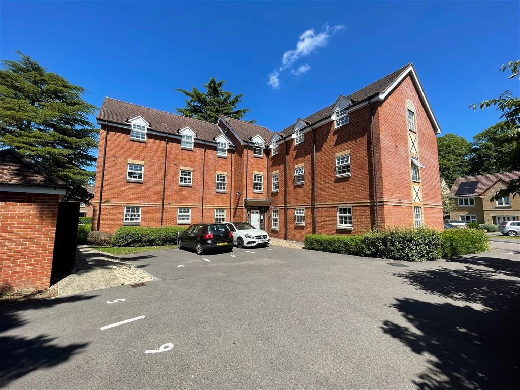 2 bed flat to rent in Mckenzie Court, Newbury RG14 Zoopla