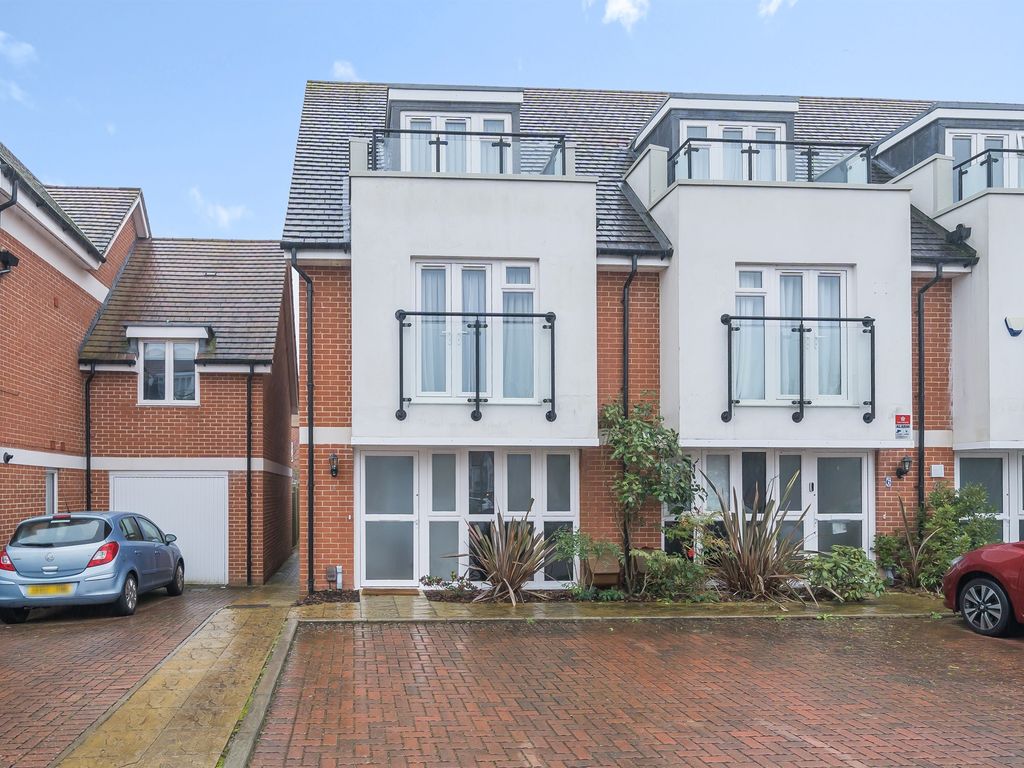 3 bed end terrace house for sale in Kensal Green Drive, Maidenhead SL6