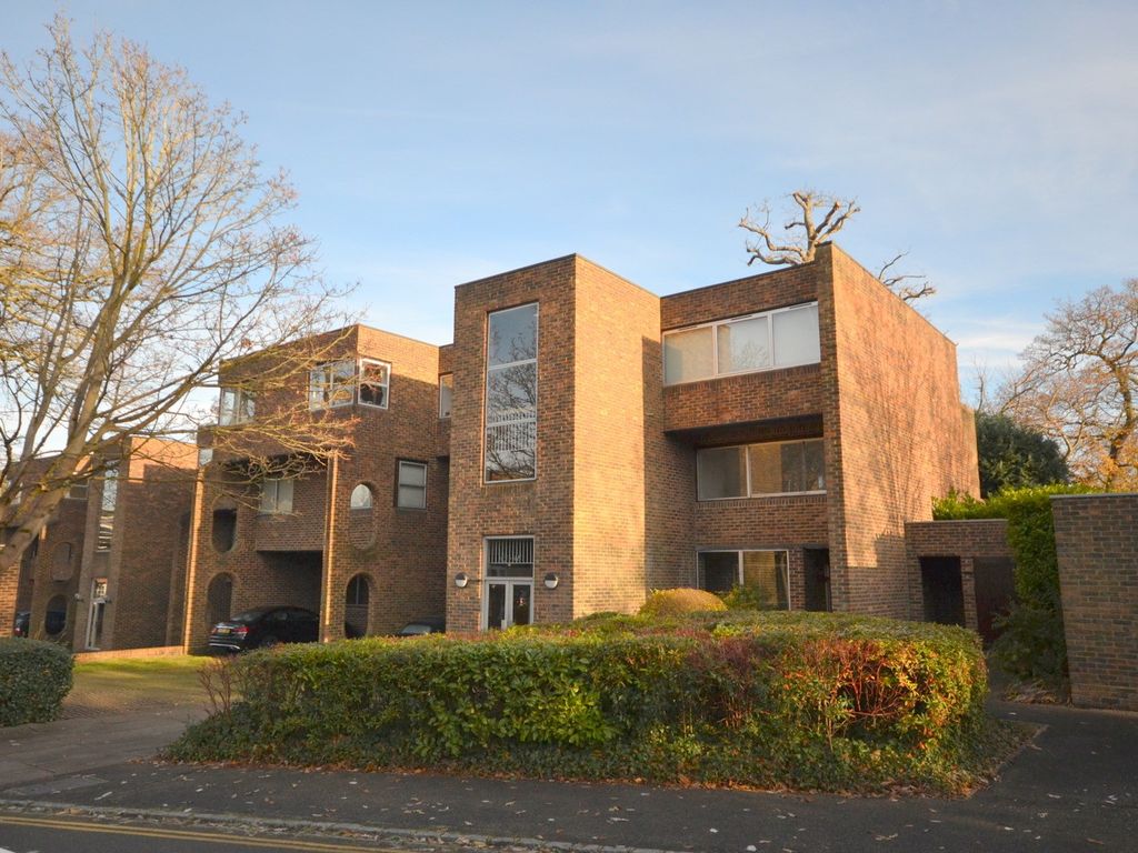 2 bed flat to rent in Stroudwater Park, Weybridge, Surrey KT13, £1,500