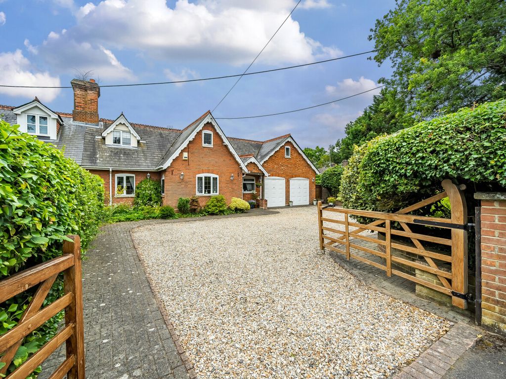 4 bed semidetached house for sale in Cricket Hill, Finchampstead