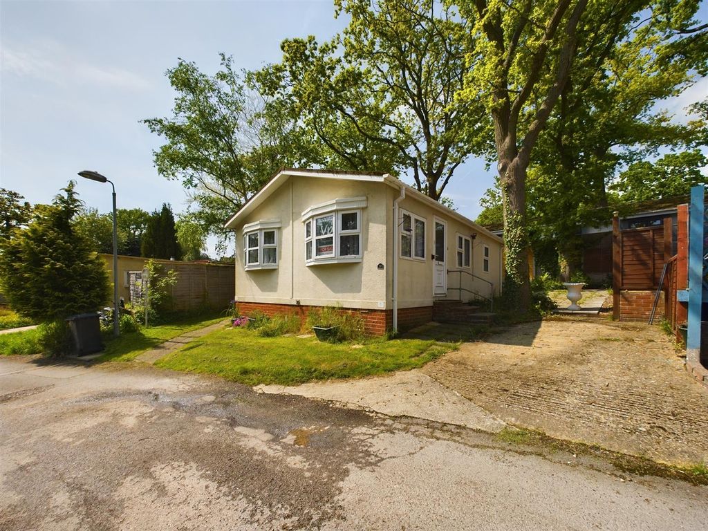 2 bed mobile/park home for sale in Garston Park, Tilehurst, Reading