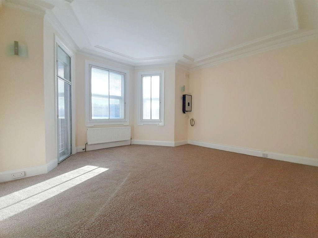 4 bed flat to rent in Brent View House, North Circular Road, Golders
