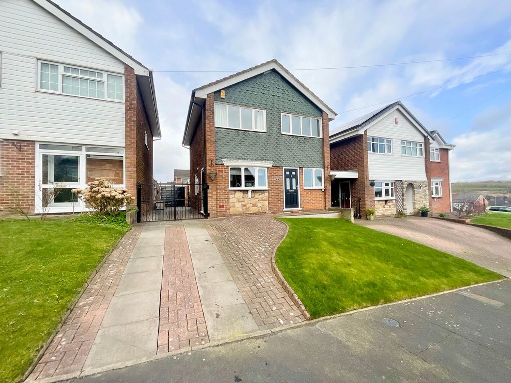 3 bed detached house for sale in Ashbourne Drive, Newcastle ST5, £