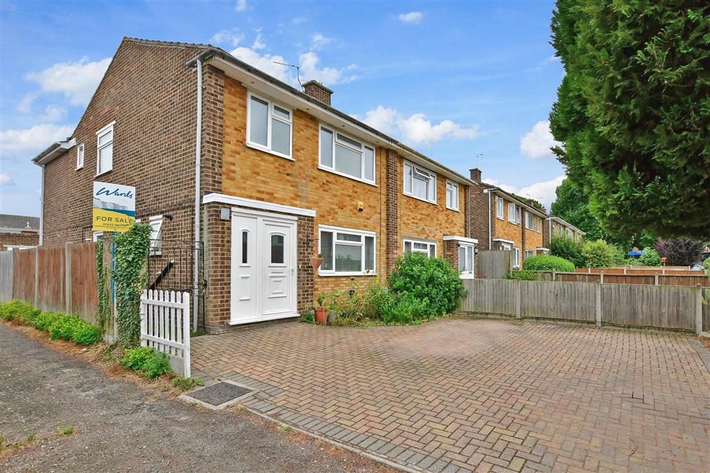 4 bed semidetached house for sale in Fordwich Close, Allington