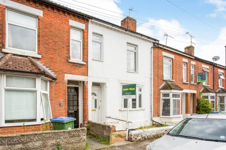 3 bed terraced house for sale in burton road, southampton, hampshire so15