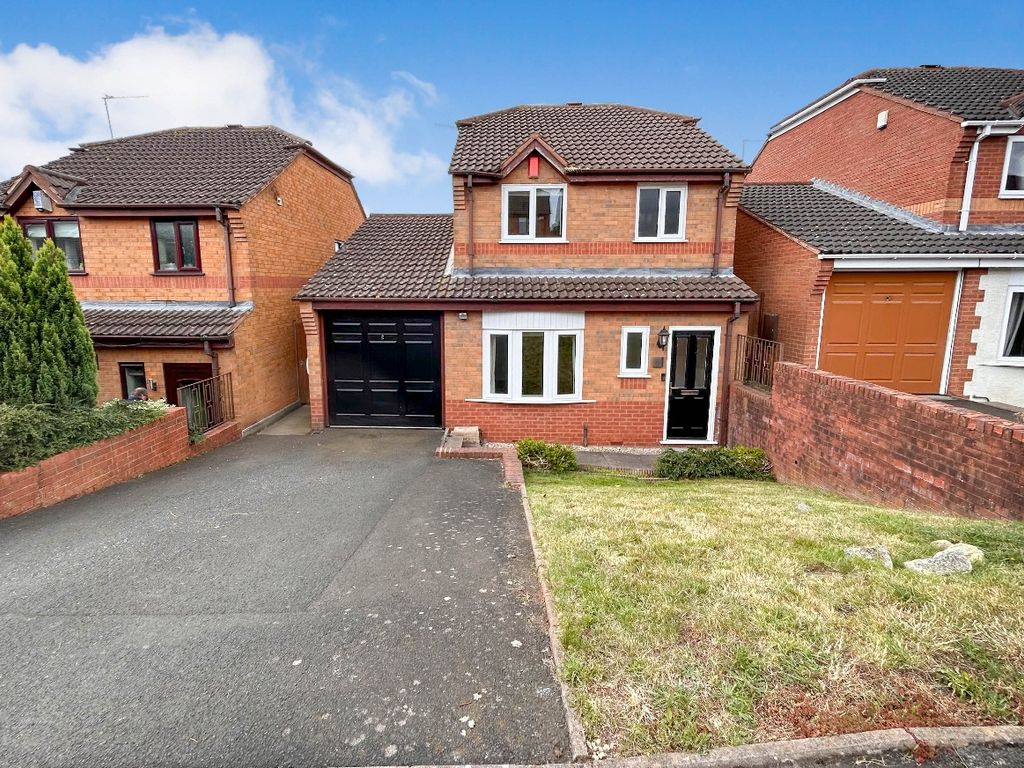3 bed detached house to rent in Highview Drive, Kingswinford DY6, £
