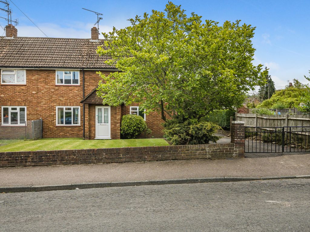 3 bed semidetached house for sale in Orchard Close, Sevenoaks, Kent