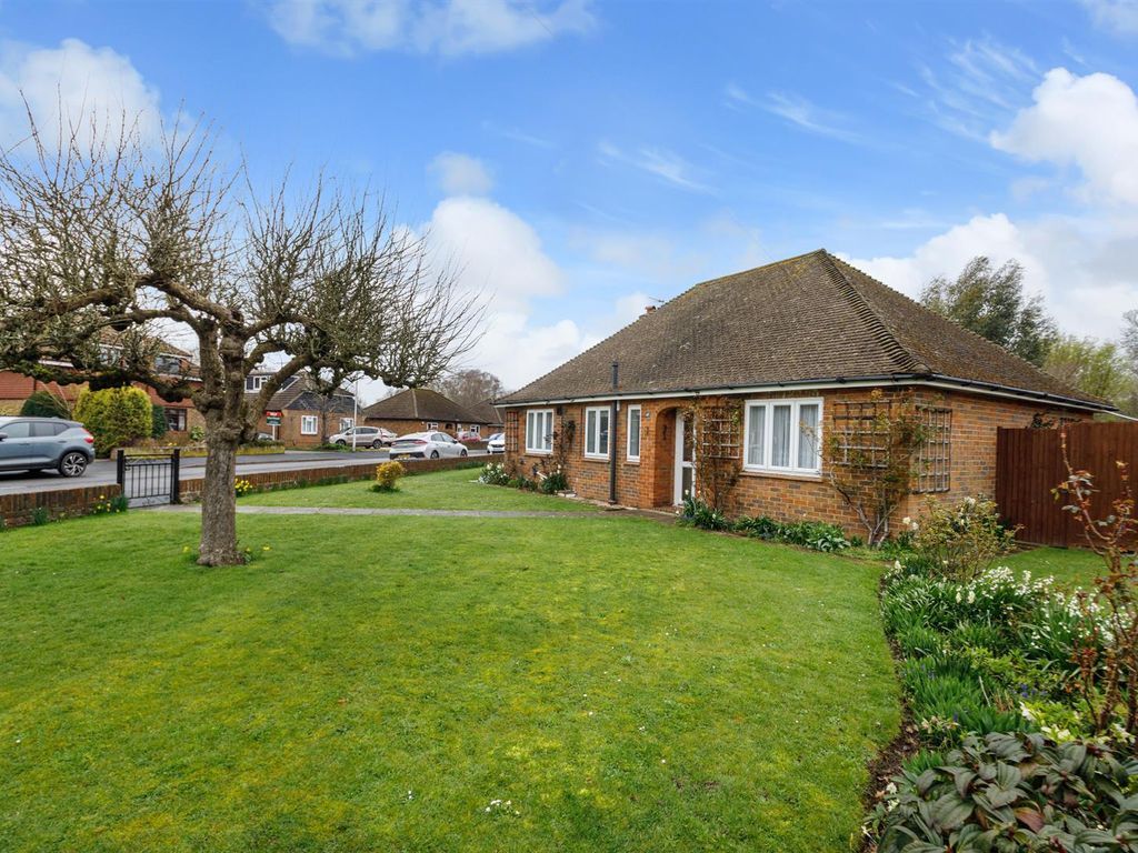 3 bed detached bungalow for sale in Brookmead, Hildenborough, Tonbridge