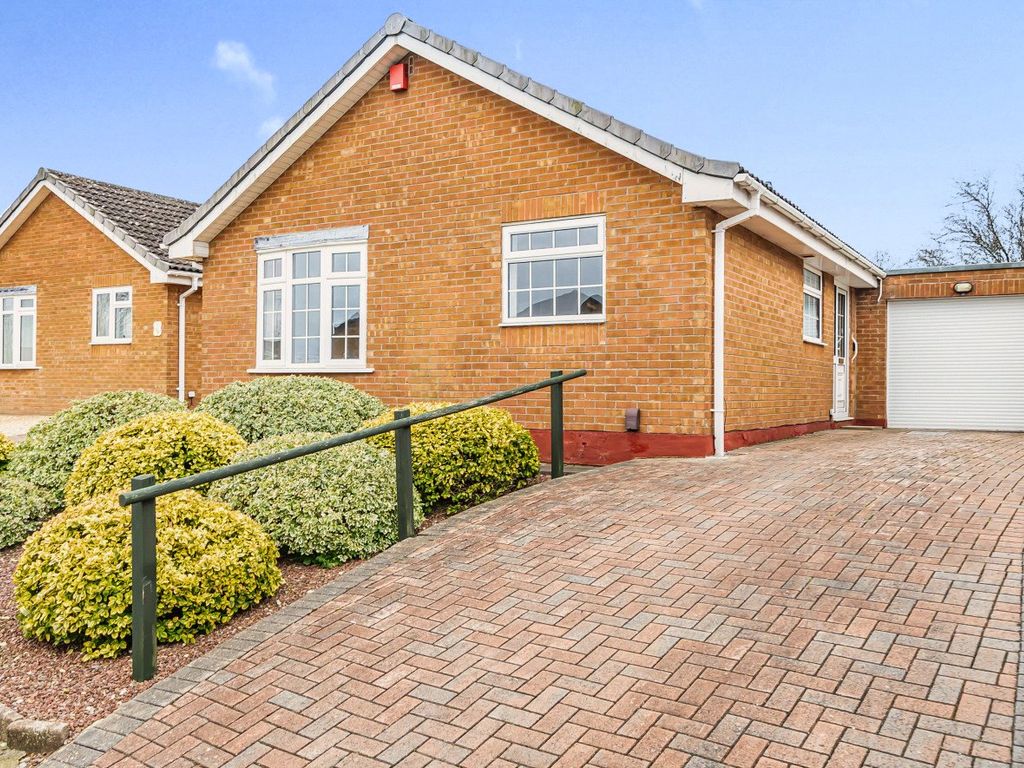 2 bed bungalow for sale in Harlech Close, Toothill, Swindon SN5, £