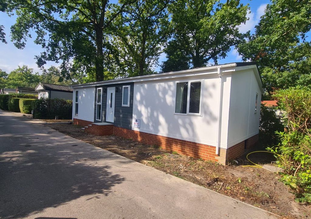 2 bed mobile/park home for sale in Fangrove Park, Lyne, Chertsey KT16