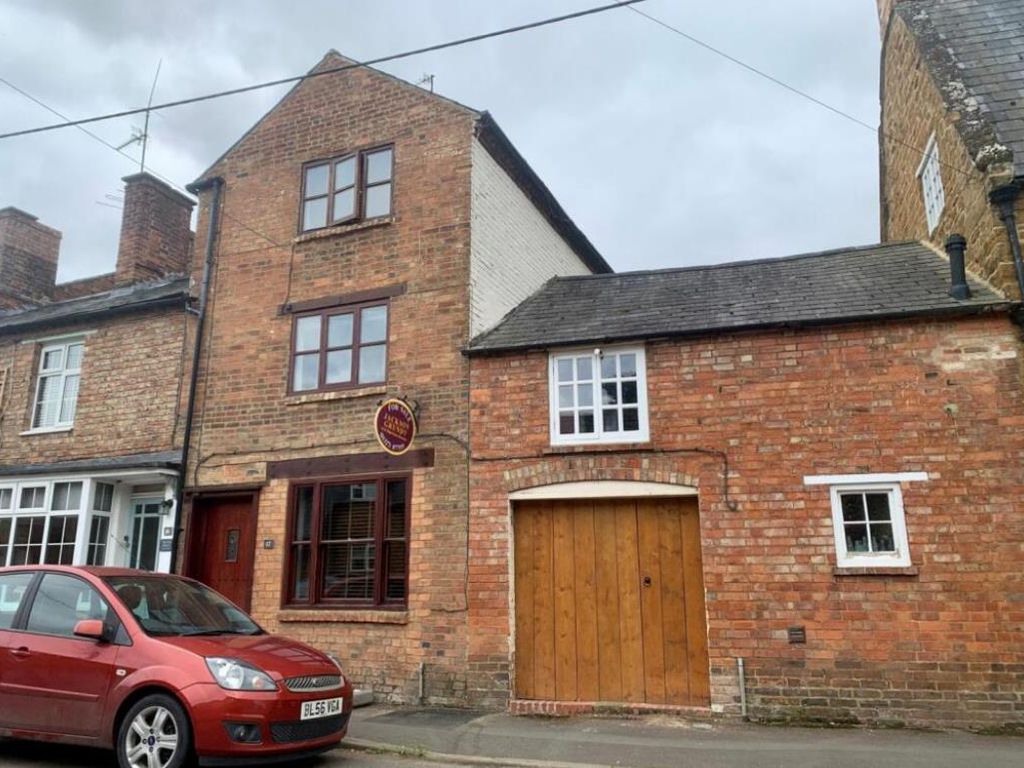 5 bed property to rent in West Street, Weedon, Northampton NN7, £1,450