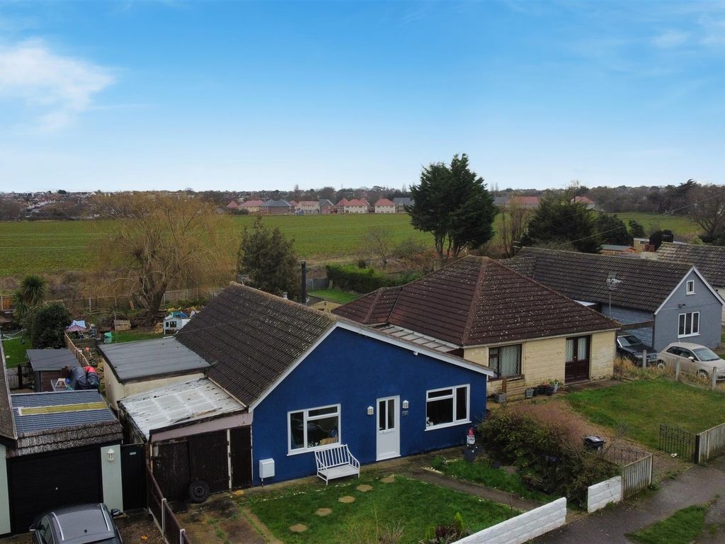 3 bed detached bungalow for sale in The Avenue, ClactonOnSea CO15, £