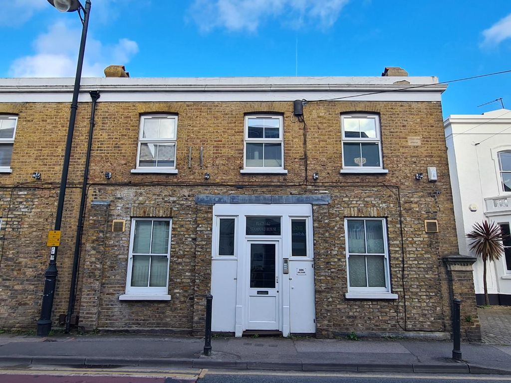 Studio to rent in West Street, Carshalton, Surrey SM5, £900 pcm Zoopla