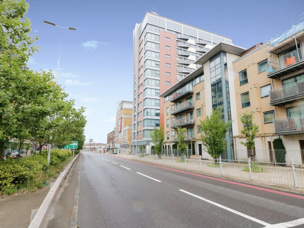 1 bed flat for sale in Eastern Avenue, Ilford IG2, £200,000 Zoopla