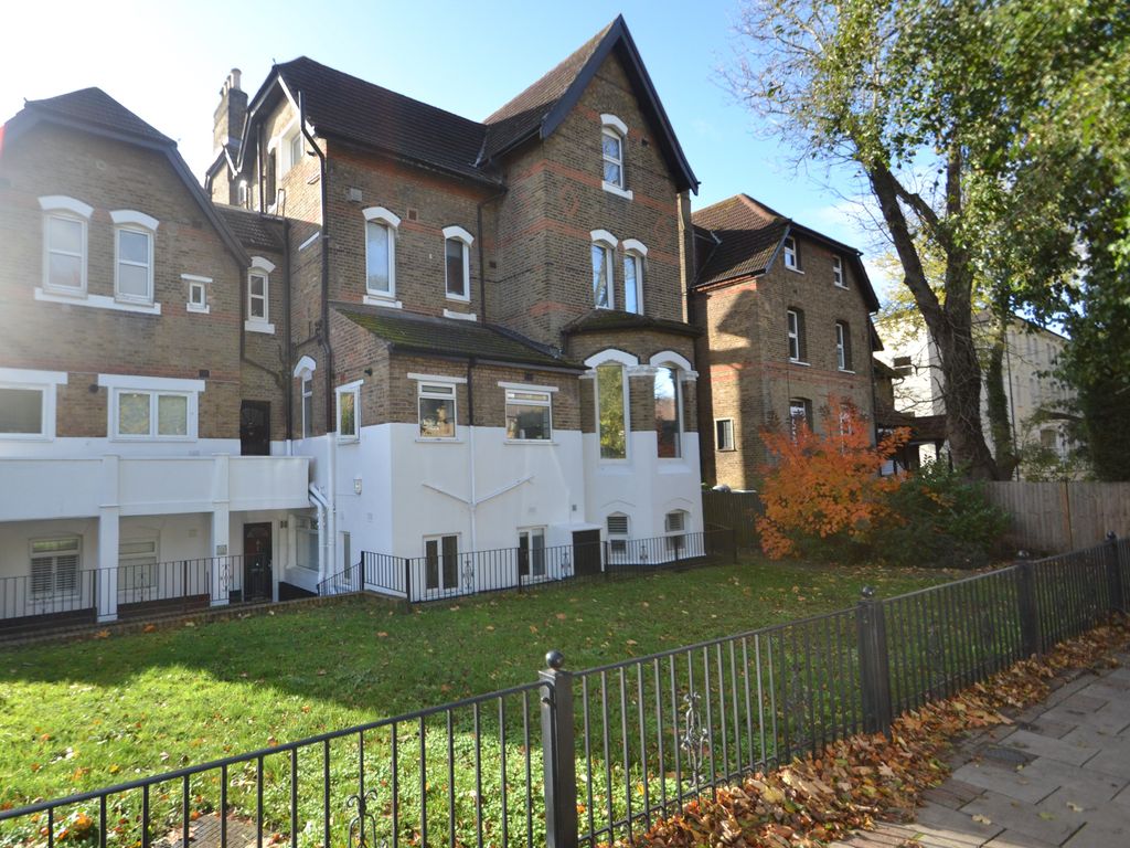 2 bed flat to rent in Widmore Road, Bromley, Greater London BR1, £1,500