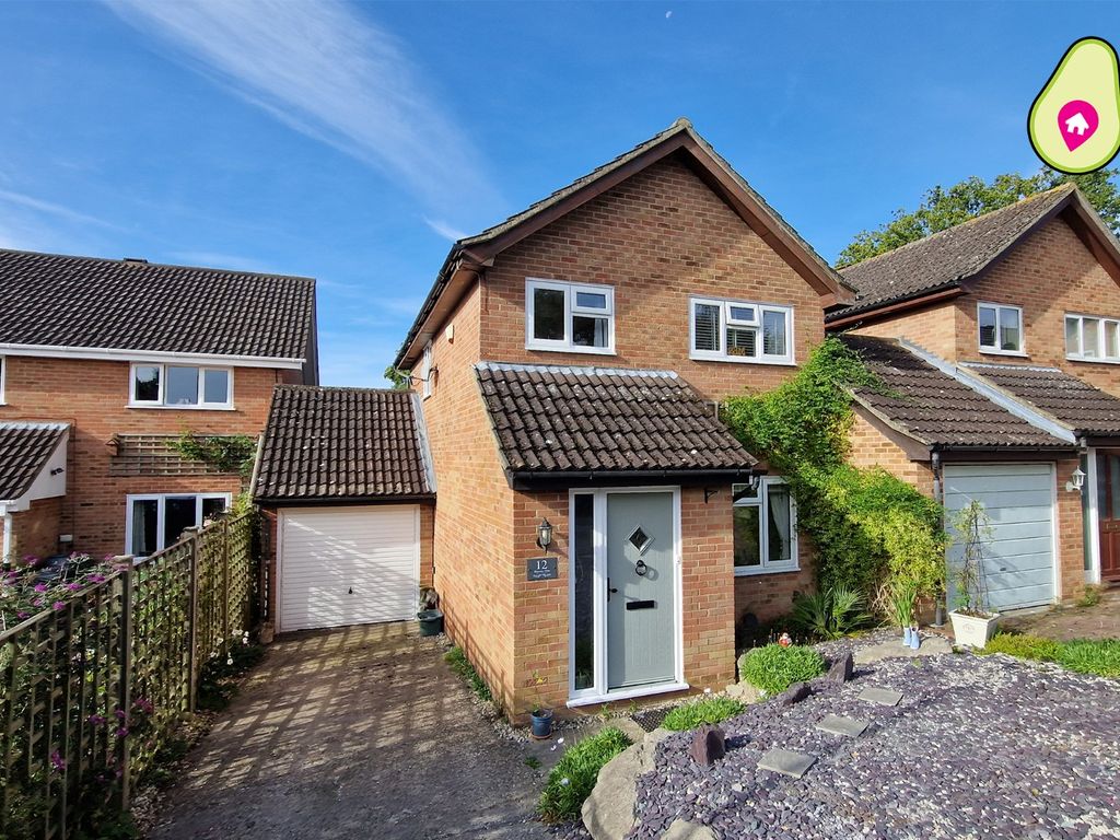 3 bed linkdetached house for sale in Wickham Close, Tadley RG26, £