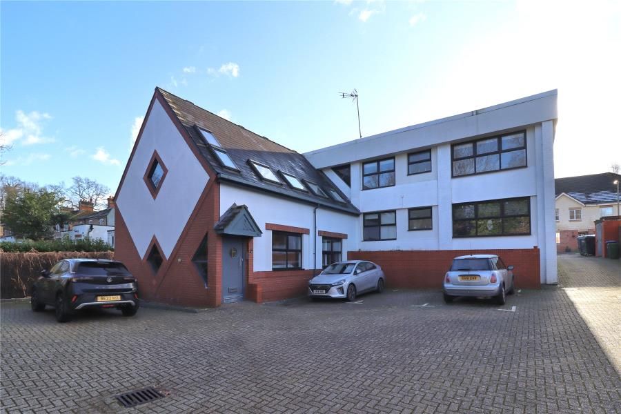 2 bed flat to rent in Copse Road, St. Johns, Woking GU21, £1,500 pcm