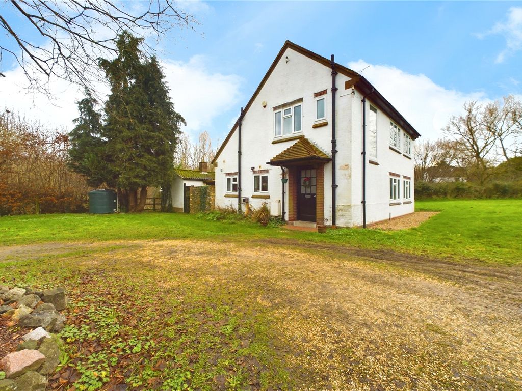 3 bed detached house to rent in Reading Road, Lower Basildon, Reading, Berkshire RG8, £1,750 pcm