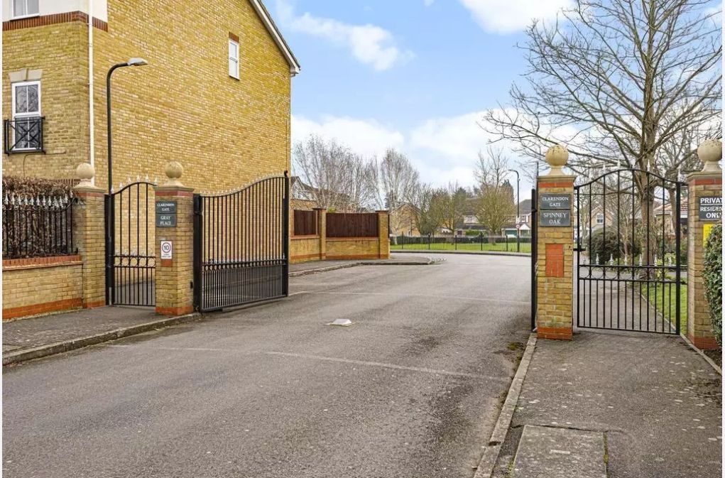 2 bed detached house to rent in Clarendon Gate, Ottershaw, Chertsey