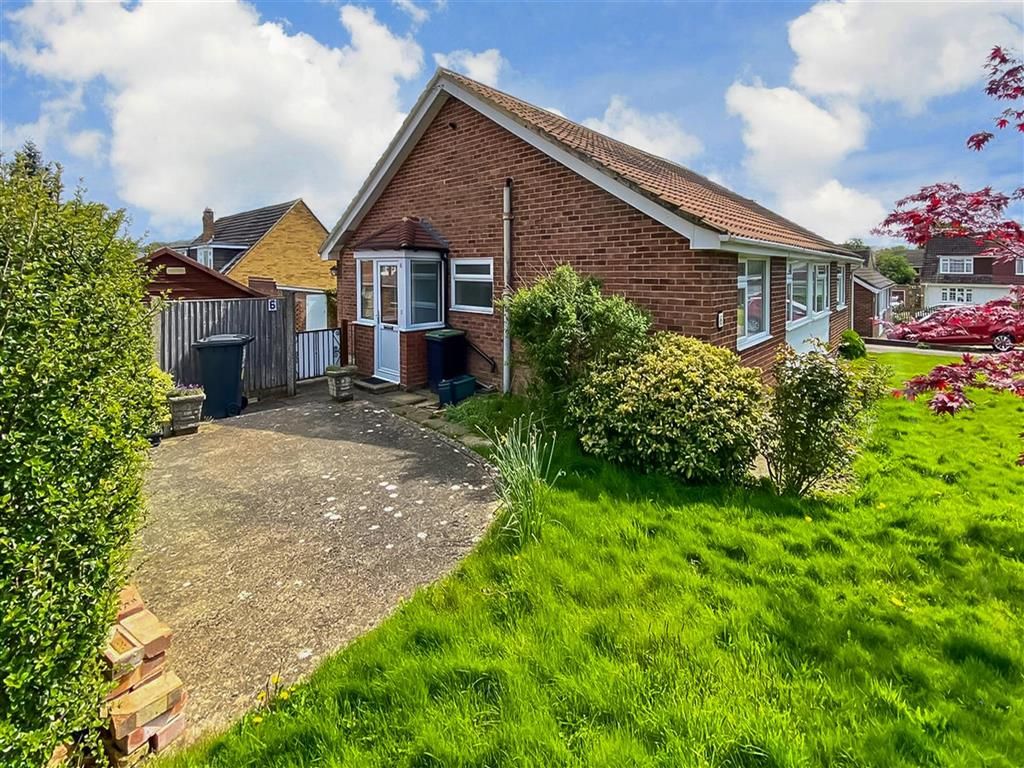 2 bed semidetached bungalow for sale in Cardinal Close, Tonbridge