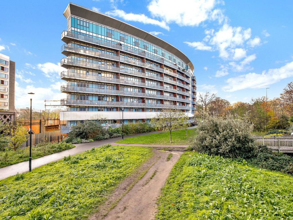 2 bed flat for sale in Meath Crescent, Bethnal Green, London E2, £