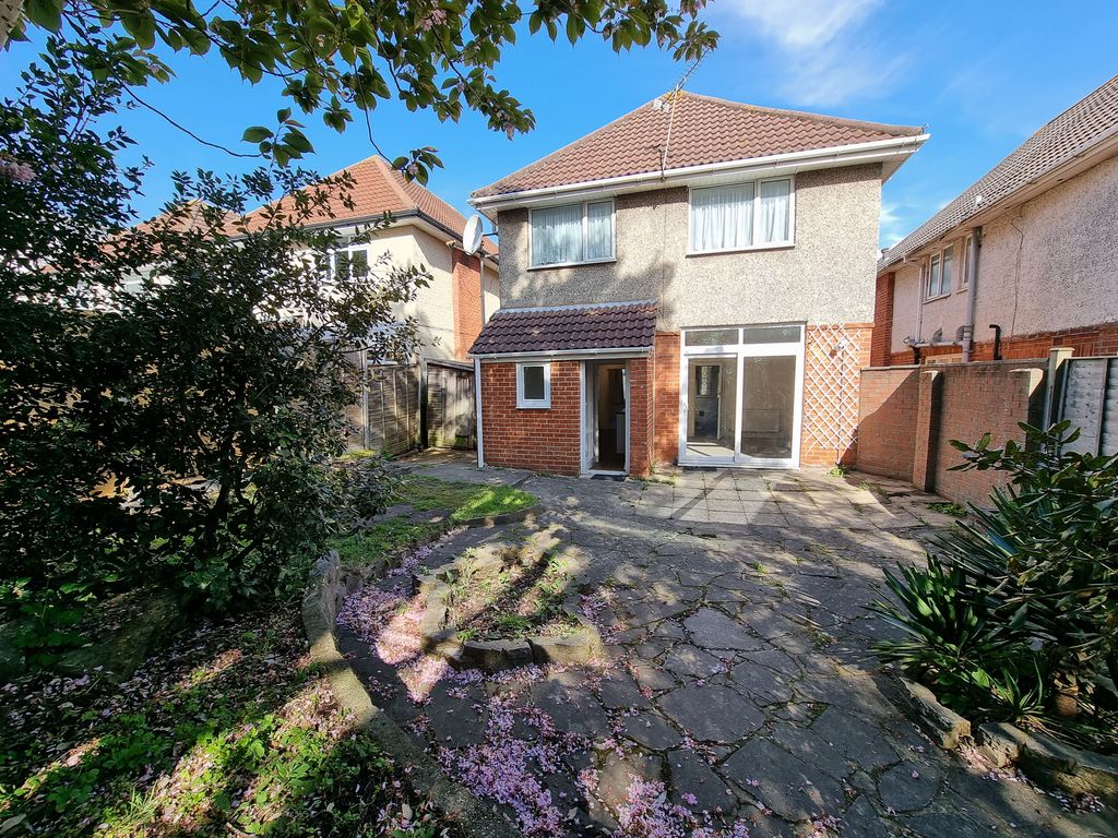 3 bed detached house to rent in Beaufort Road, Southbourne, Bournemouth