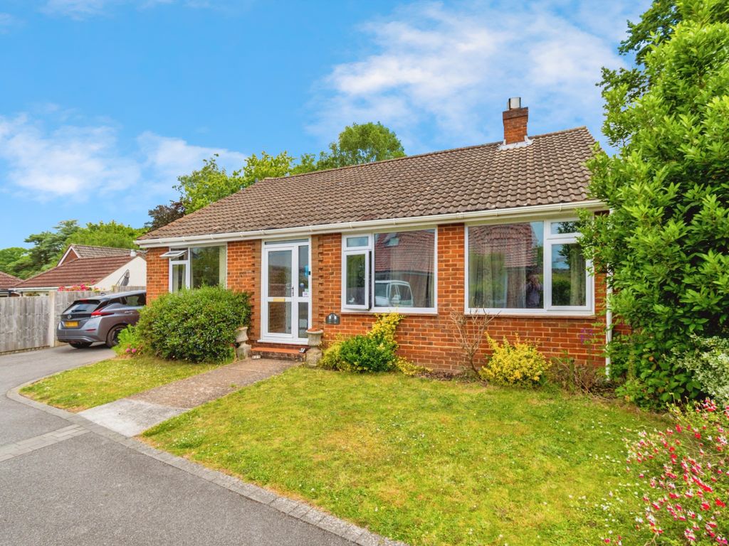 3 bed bungalow for sale in Hillcrest Drive, Chandler's Ford, Eastleigh, Hampshire SO53, £395,000