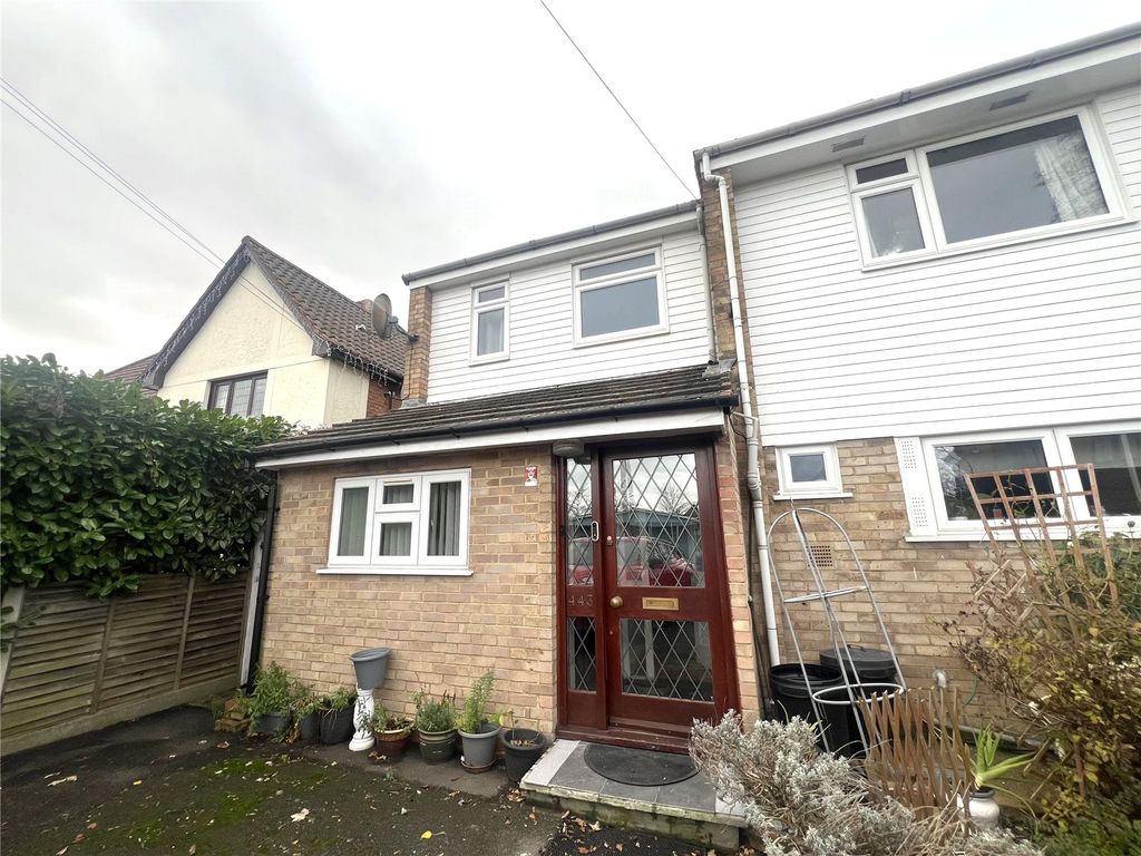 Studio to rent in Brentwood Road, Gidea Park, Romford RM2, £995 pcm