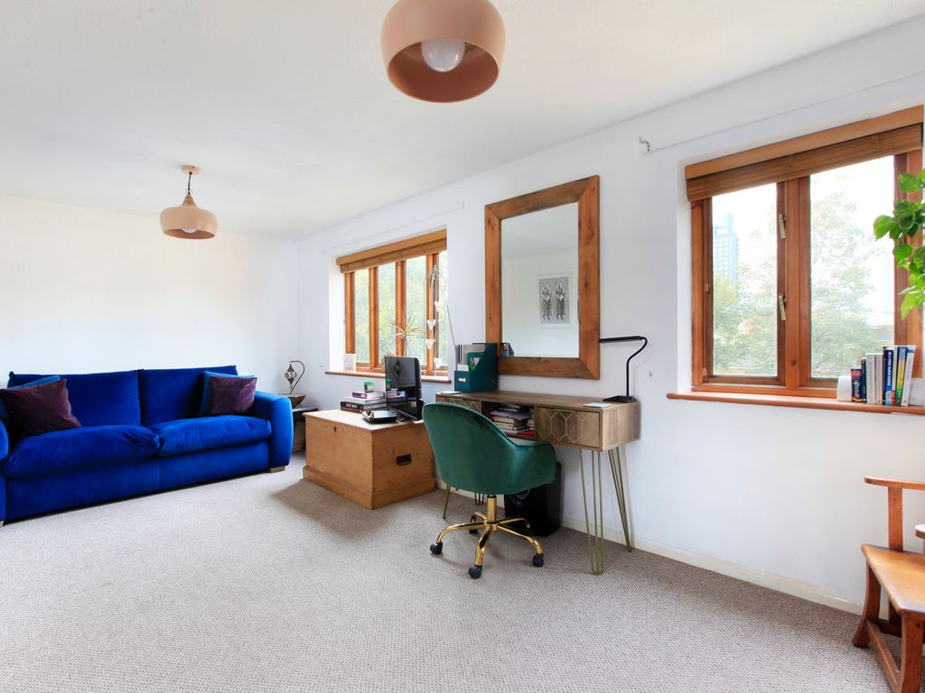1 bed flat for sale in St Ann's Hill, Wandsworth, London SW18, £375,000