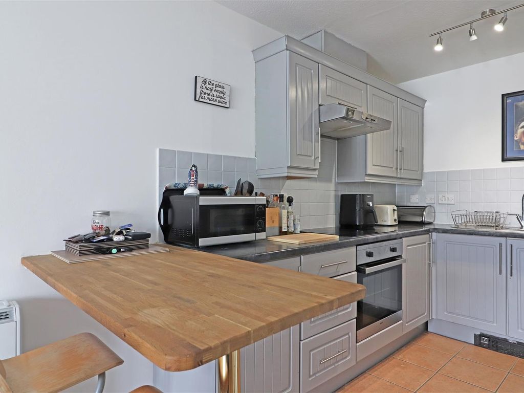 2 bed flat for sale in Earlswood Road, Redhill RH1, £220,000 Zoopla