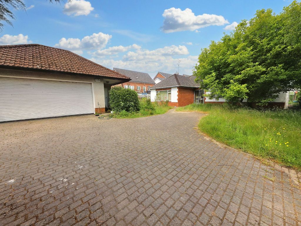 3 bed detached bungalow for sale in Cledwyn Gardens, Aberdare CF44, £