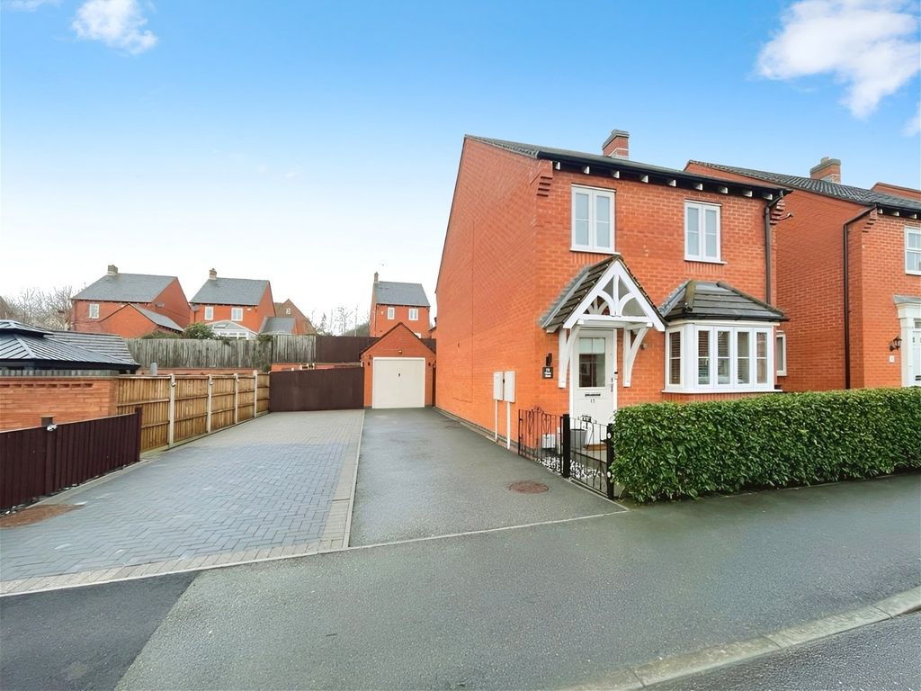 3 bed detached house for sale in Moray Close, Church Gresley DE11, £