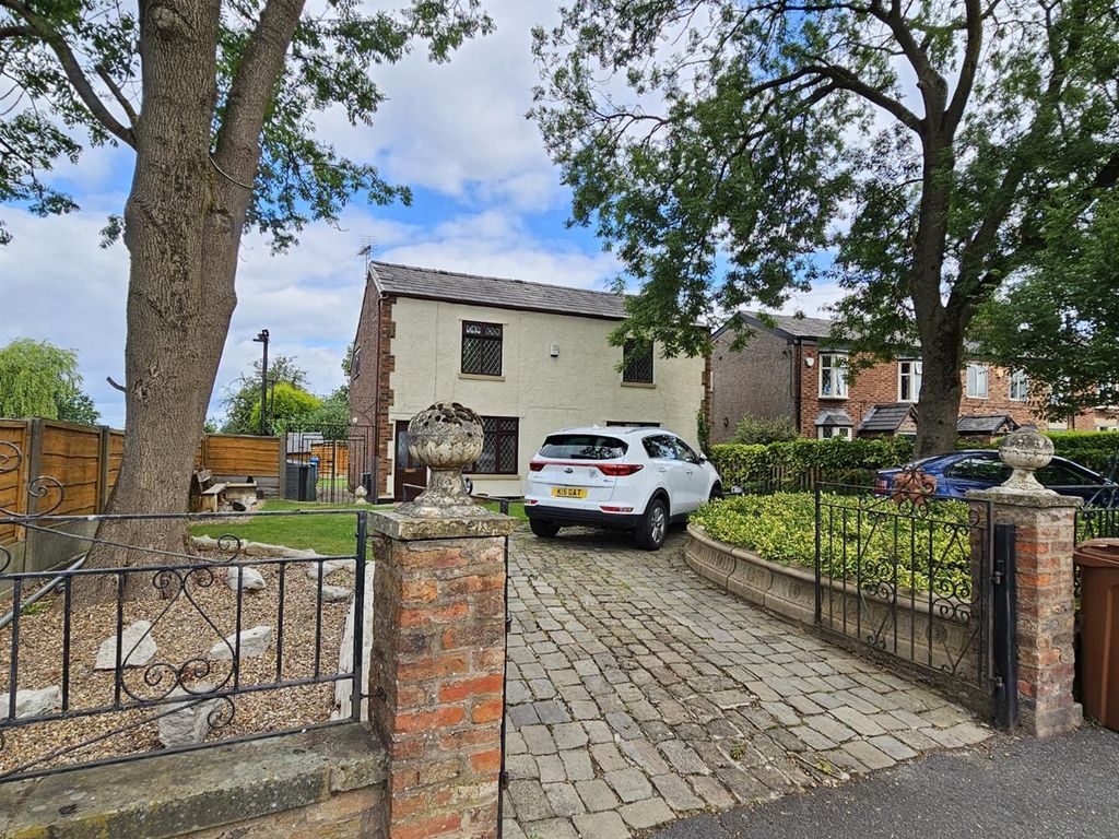 4 bed detached house for sale in Medlock Road, Failsworth, Manchester
