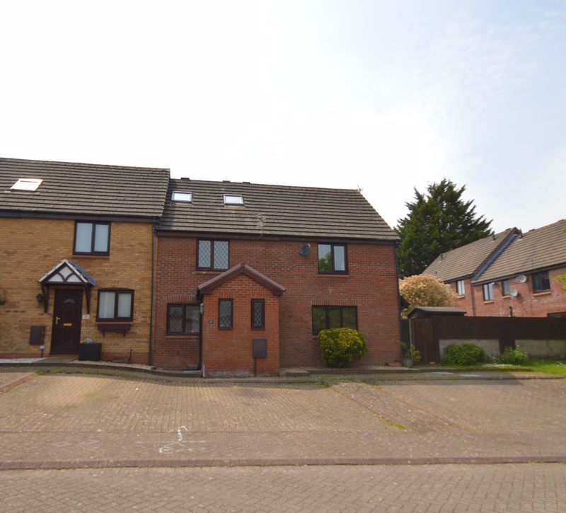 3 bed semidetached house to rent in Caer Newydd, Brackla, Bridgend