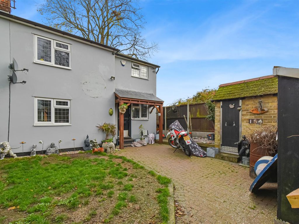 3 bed cottage for sale in Church Street, Bocking, Braintree CM7, £