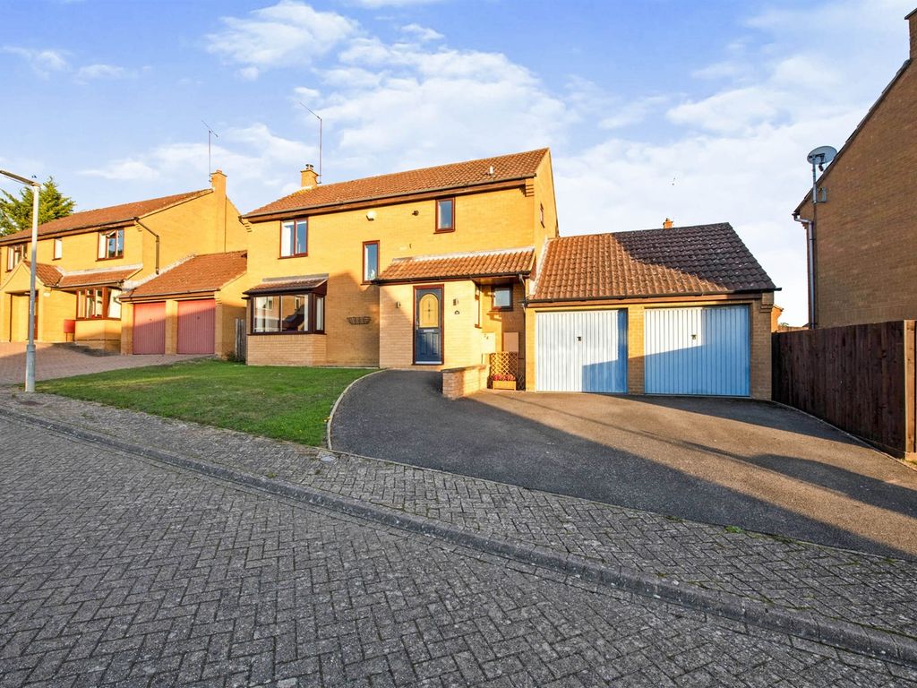 4 bed detached house for sale in Aviemore Gardens, West Hunsbury, Northampton NN4 Zoopla