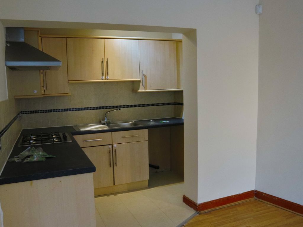 3 bed flat to rent in Lister Lane, Halifax HX1, £650 pcm Zoopla