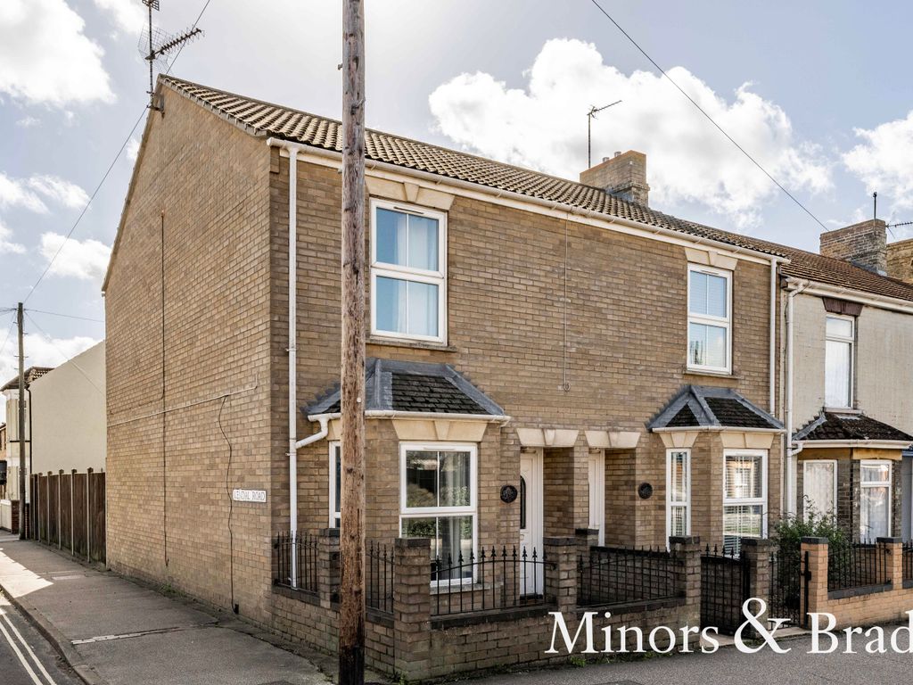 3 bed end terrace house for sale in London Road South, Lowestoft NR33