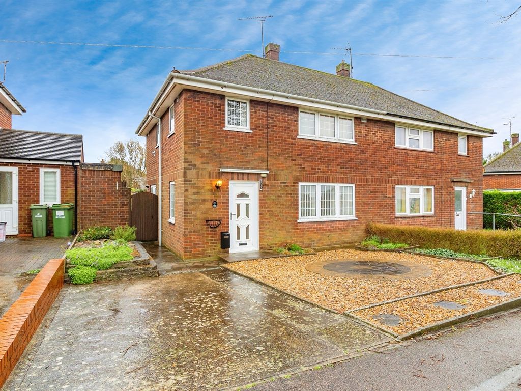 3 bed semidetached house for sale in Newton Road, Bletchley, Milton